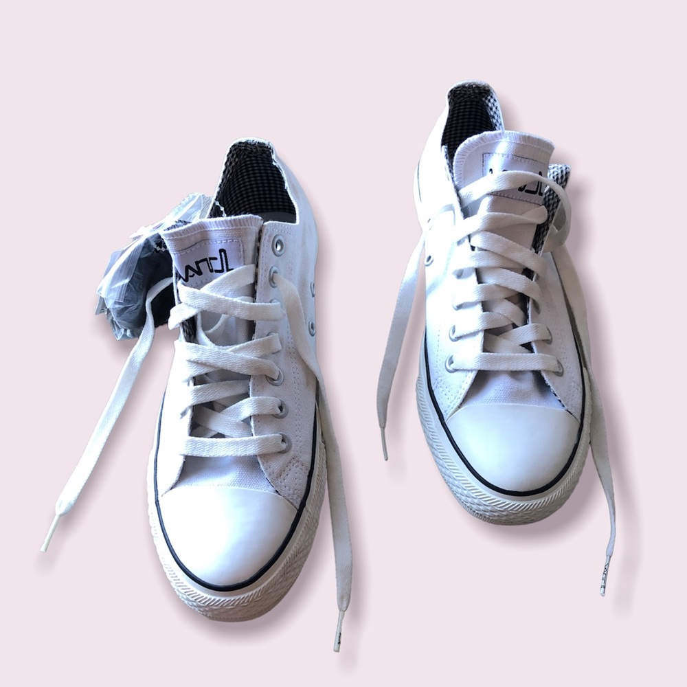 NEW White Lace Up Low Top Sneakers 8